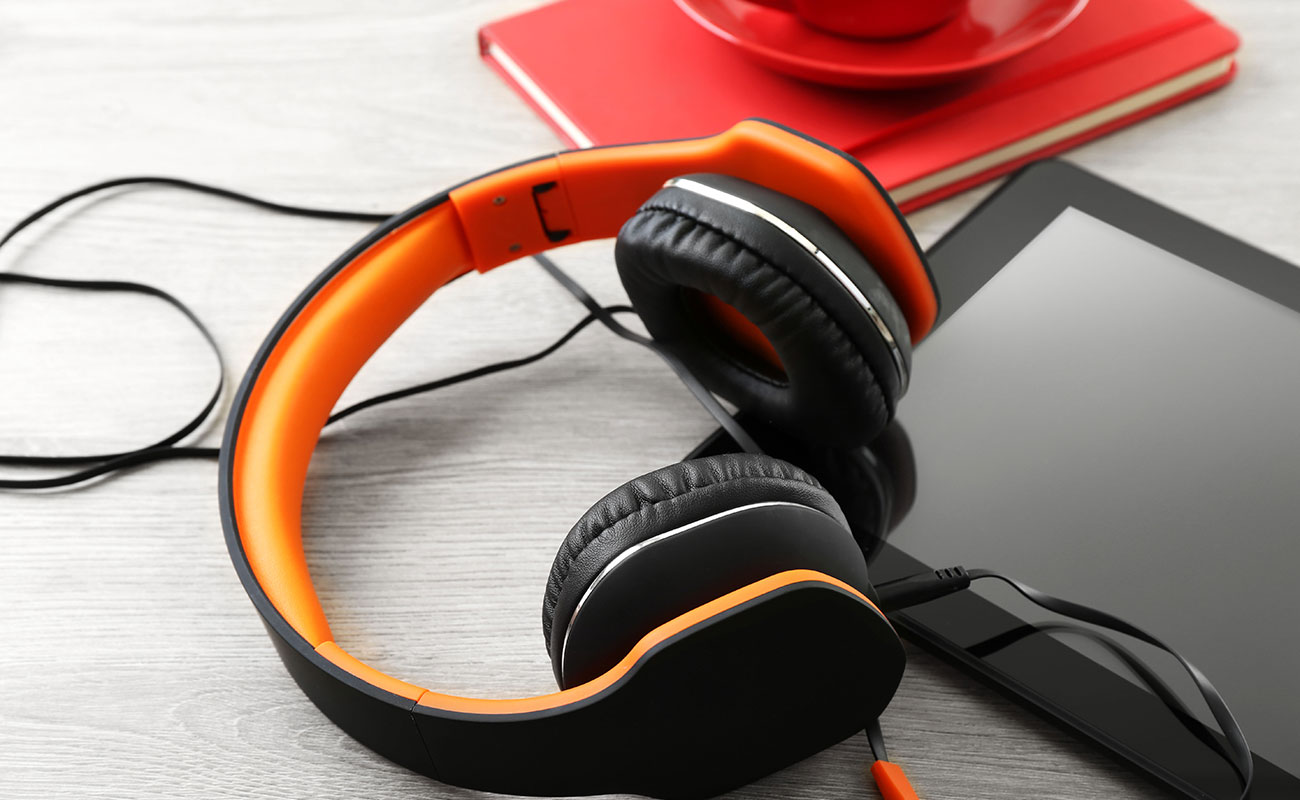 The Best Noise-Canceling Headphones Under $200 1 headphones with tabletp