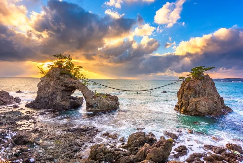 Esai tentang Pengabdian | Alasan Saya Sering Memilih Bekerja Tanpa Bayaran 4 A Shimenawa Binds Two Sacred Rocks Together in Japan