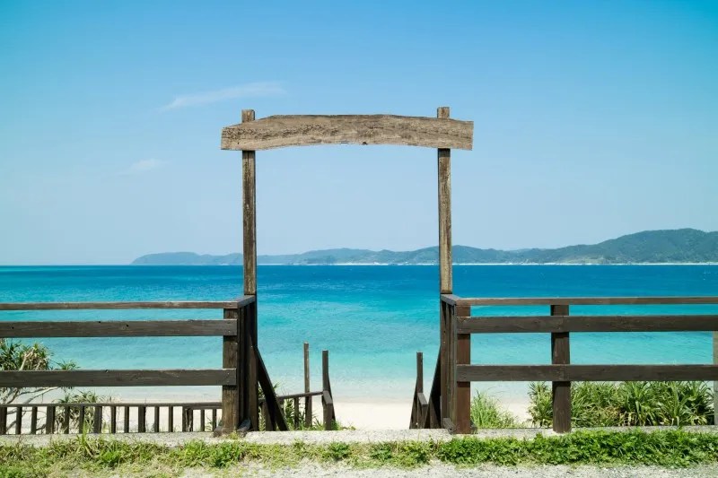 Amami Oshima: Surga Tropis Tersembunyi di Kagoshima 3 An Arch on the Beach in Amami Oshima