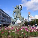 Menjelajah Deep Okayama: Menikmati Keindahan Sinar Matahari yang Tak Ada Habisnya di Prefektur Ini 11 Momotaro Statue at Okayama Station