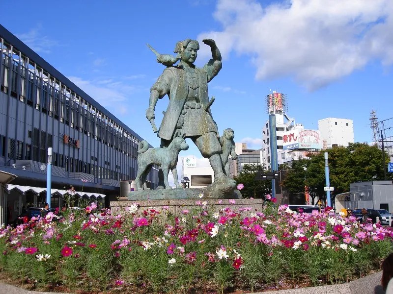 Menjelajah Deep Okayama: Menikmati Keindahan Sinar Matahari yang Tak Ada Habisnya di Prefektur Ini 6 Momotaro Statue at Okayama Station