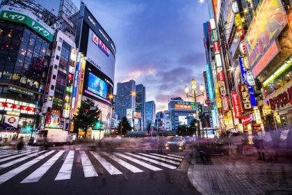 Wisata Kuliner Tematik Tokyo: Memilih Pengalaman Paling Unik 24 A Busy Crossing in Shinjuku