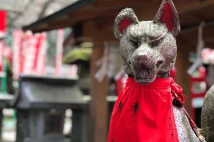 Sasuke Inari & Zeniarai Benten: Benzaiten dan Sang Rubah 59 A Fox Statue at Sasuke Inari Shrine