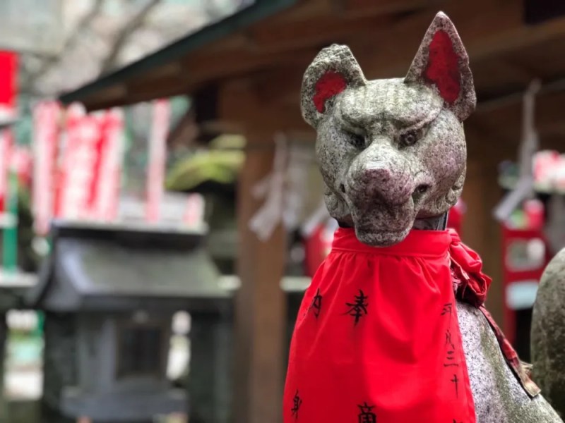 Sasuke Inari & Zeniarai Benten: Benzaiten dan Sang Rubah 8 A Fox Statue at Sasuke Inari Shrine