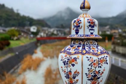 Panduan Wisata Prefektur Saga untuk Penggemar Keramik, Sake, dan Rubah 17 A Porcelain Vase on a Bridge in Arita
