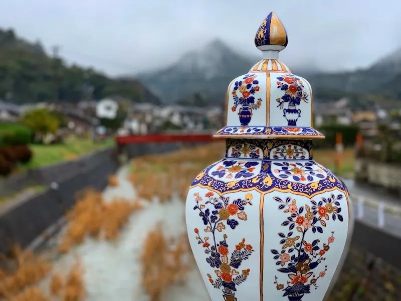 Panduan Wisata Prefektur Saga untuk Penggemar Keramik, Sake, dan Rubah 6 A Porcelain Vase on a Bridge in Arita