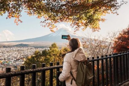 Panduan Solo Traveling ke Jepang untuk Pelancong Mandiri 29 A Solo Traveler Takes a Photo of Mt. Fuji