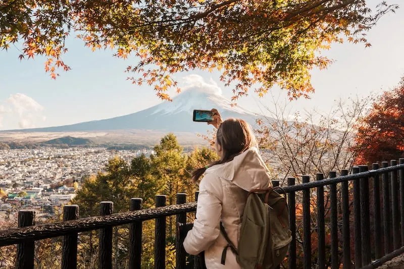 Panduan Solo Traveling ke Jepang untuk Pelancong Mandiri 7 A Solo Traveler Takes a Photo of Mt. Fuji