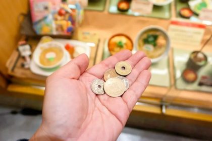 Budaya Tipping di Jepang: Sisi Unik Etiket Pemberian Tip 53 A Tourist Tries to Tip in Japan
