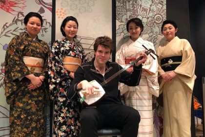 Mengenal Budaya Jepang: Perjalanan Saya Menjelajahi Tokyo 42 Donny Kimball Plays the Shamisen in Asakusa