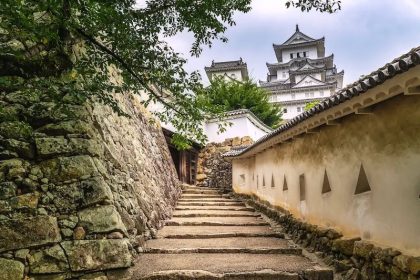 12 Kastil Asli Jepang: Lusinan Benteng Pertahanan Pertama 15 Pathway Leading to Himeji Castle
