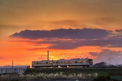 Waktu di Atas Kereta | Alasan Saya Lebih Suka Bepergian dengan Kereta Api di Jepang 15 Sunset a Local Train in Japan