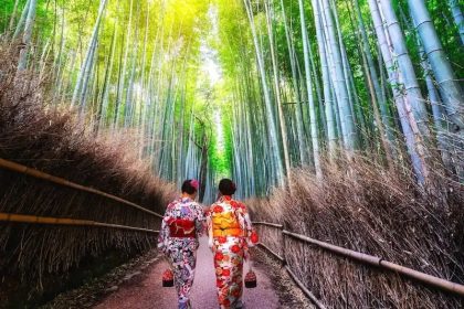 Masalah Kesadaran: Cara Mengatasi Overtourism di Jepang 5 Two Travelers Wear Kimono in Arashiyama