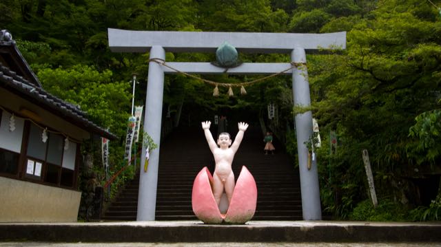 Kisah Unik Kuil Momotaro di Jepang: Penuh Patung Surealis Bernuansa Era 60-an 47 header 640x 89