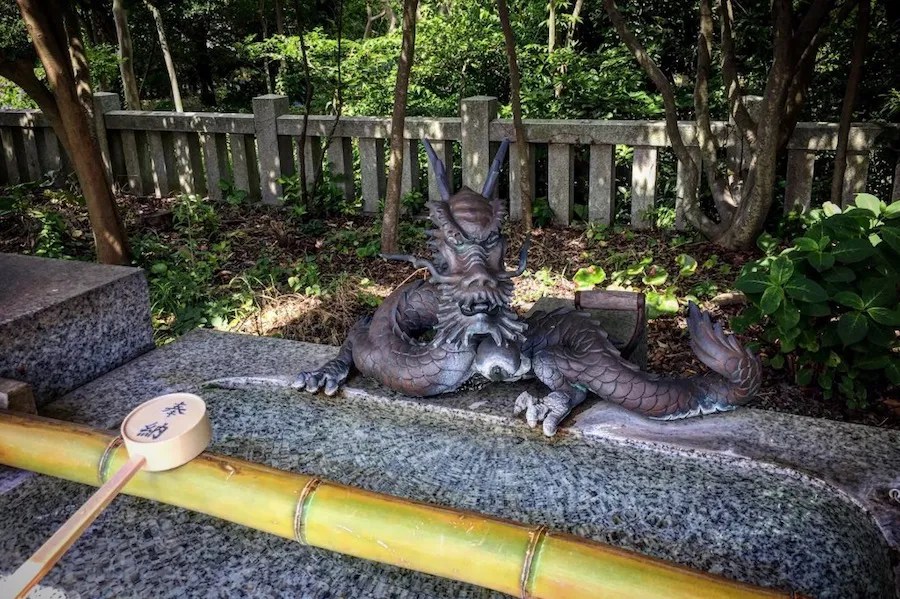 Legenda Enoshima: Kisah Gozuryu dan Benzaiten 10 A Dragon Statue on a Temizuya near Enoshima 1