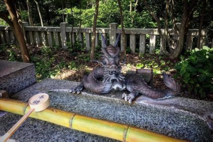 Legenda Enoshima: Kisah Gozuryu dan Benzaiten 16 A Dragon Statue on a Temizuya near Enoshima