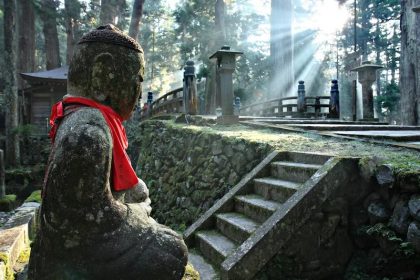 Satu-Satunya Hal yang Penting: Menemukan Kejelasan di Tengah Kematian 59 A Jizo Statue in the Okunoin on Mt. Koya