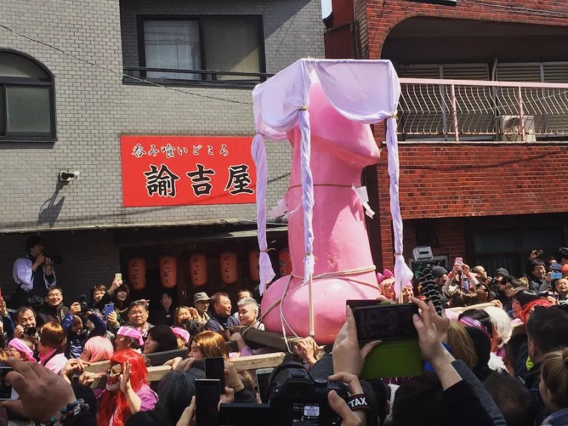 Festival Penis Kanamara | Perayaan Paling Unik di Jepang 5 A Mikoshi at the Kanamara Festival
