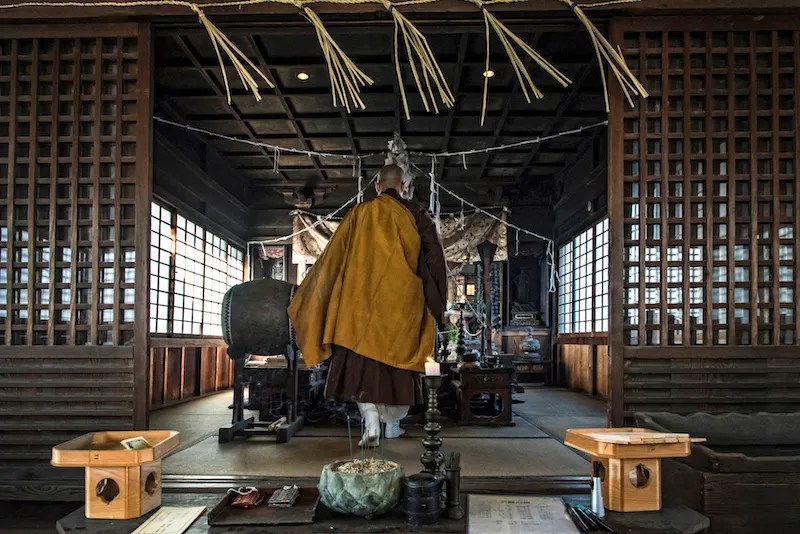 Larangan Berfoto di Kuil Buddha: Alasan di Baliknya 2 A Monk in a Temple Where Photography is Prohibited