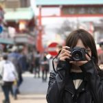Panduan Fotografi di Jepang: Hal yang Boleh dan Tidak Boleh Dilakukan 4 A Tourists in Akasaka Snaps a Photo