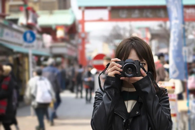 Panduan Fotografi di Jepang: Hal yang Boleh dan Tidak Boleh Dilakukan 16 A Tourists in Akasaka Snaps a Photo