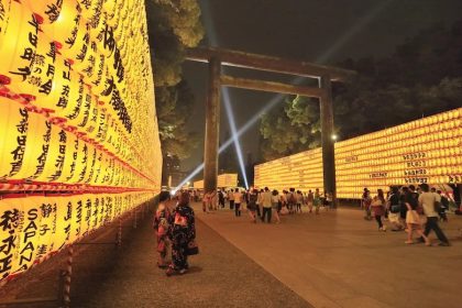 Festival Mitama: Cara Yasukuni Menghormati Orang yang Telah Meninggal 46 Lanterns at the Yasukuni Shrines Mitama Festival