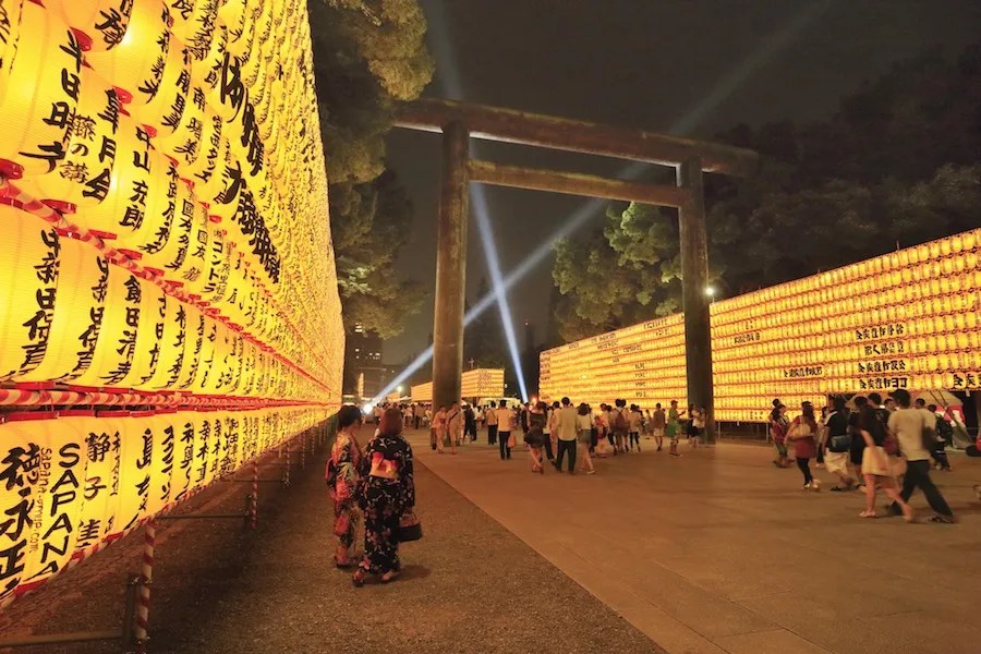 Festival Mitama: Cara Yasukuni Menghormati Orang yang Telah Meninggal 5 Lanterns at the Yasukuni Shrines Mitama Festival