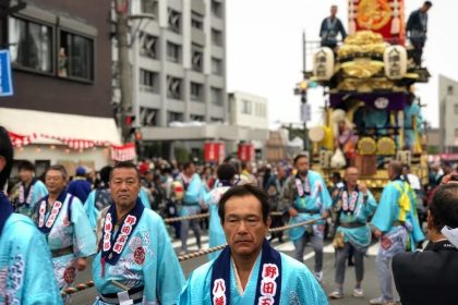 Festival Kawagoe: Perayaan Megah Duel Kereta Kencana 64 People Pull a Kawagoe Festival Float