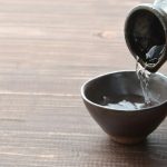Tren Tidak Minum Alkohol di Jepang: Panduan Saat Anda Ingin Menghindarinya 10 Pouring Sake in Japan