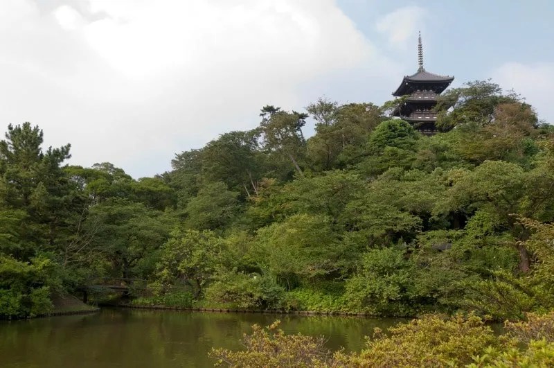 Taman Sankei-en | Permata Tersembunyi di Tengah Kota Yokohama 3 Sankei ens Pagoda