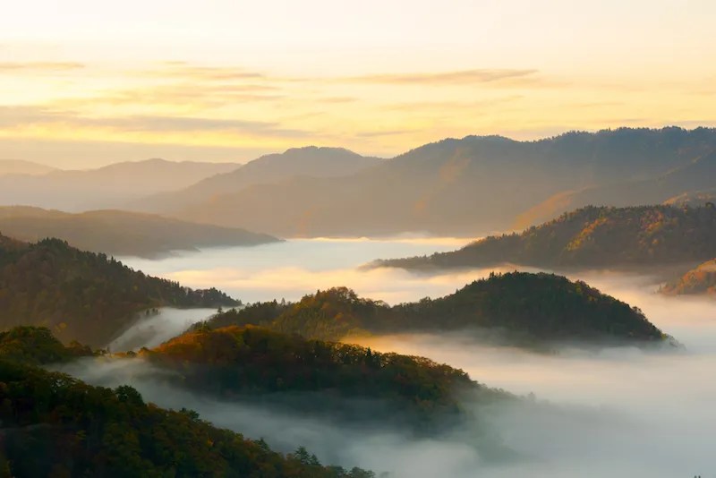 Prefektur Fukui: Zen Buddhism, Kastil & Dinosaurus 7 Sunset Over a Misty Valley in Fukui