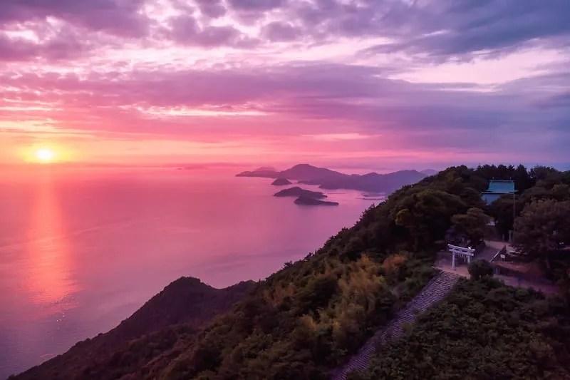Kuil Takaya di Kagawa: Panorama Memukau Laut Pedalaman Seto 6 Takaya Shrine at Sunset