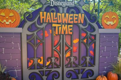 Review Disneyland Halloween Time 2026: Kuliner, Merchandise, dan Lainnya 47 disneyland halloween time sign