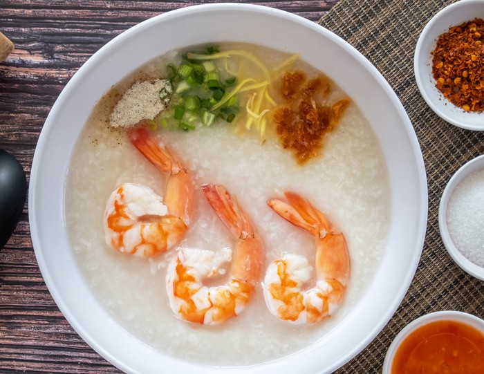3 Resep Bubur Gurih untuk Hangatkan Tubuh Saat Sarapan 1 resep bubur udang