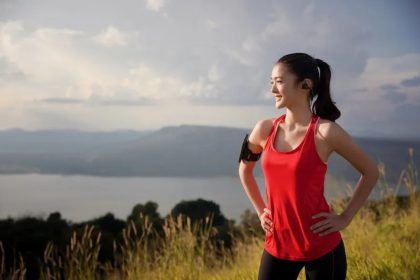 Tips Tetap Olahraga Saat Traveling ke Jepang dan Beraktivitas Aktif 8 A Girl Traveling in Japan Works Out