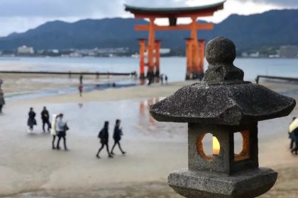 Menginap di Miyajima: Cara Terbaik Menikmati Keindahan Pulau 14 A Lantern on Miyajima at Dusk