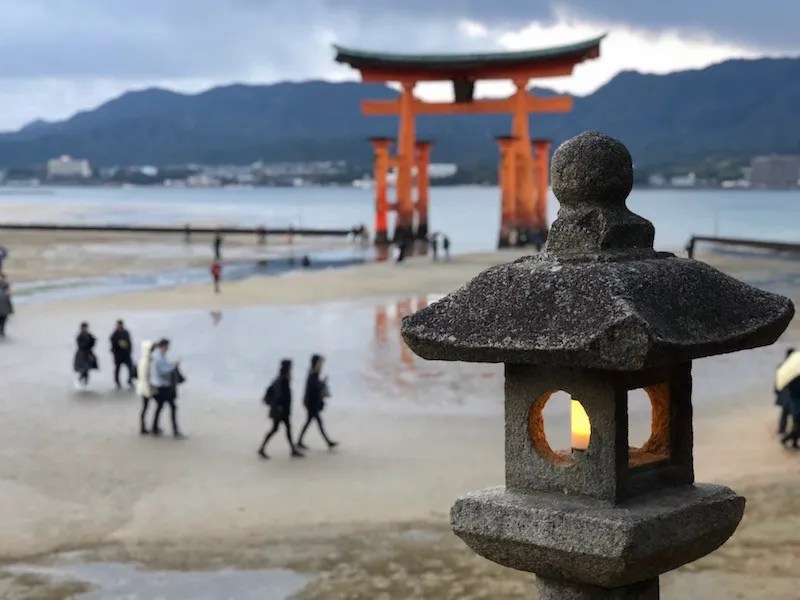 Menginap di Miyajima: Cara Terbaik Menikmati Keindahan Pulau 16 A Lantern on Miyajima at Dusk