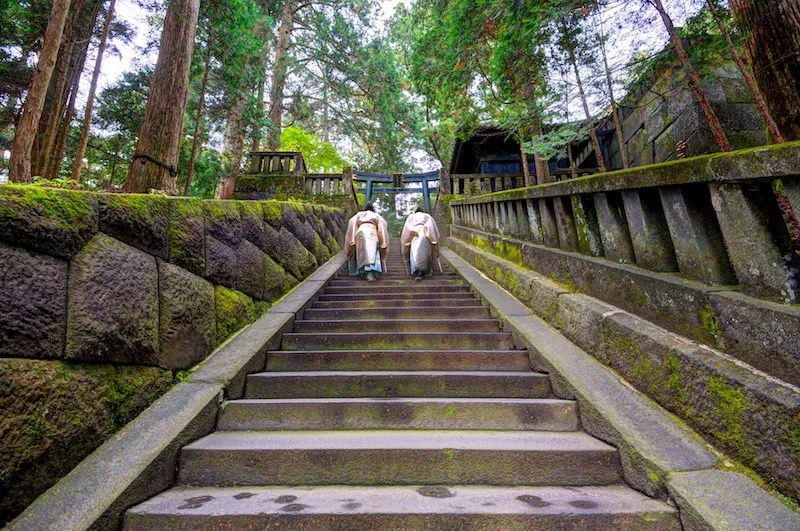 Menjelajah Keindahan Nikko Secara Maksimal: Panduan Lengkap Perjalanan Anda 11 A Pair of Shinto Priests at Nikkos Toshogu Shrine
