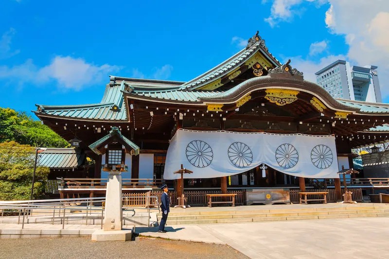 Kuil Yasukuni: Alasan Turis Barat Berani Berkunjung 4 The Main Hall of Yasukuni Shrine in Tokyo