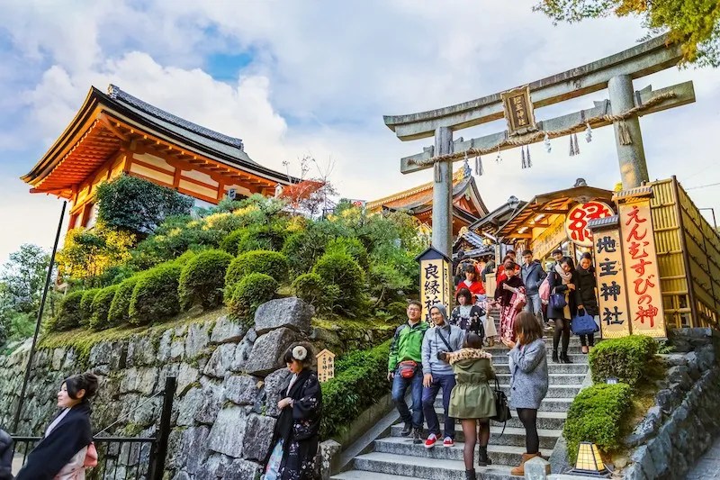 Kuil Shinto vs Buddha di Jepang: Cara Mudah Membedakannya 8 Tourists Walk Down the Stairs of Jishu Shrine at Kiyomizudera