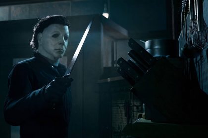 Game Halloween Siap Uji Apakah Film Slasher Telah Temukan Formula Game Horor yang Sempurna 27 michael myers holding a knife