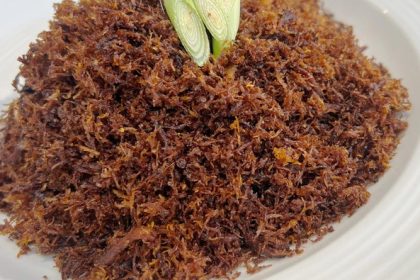 3 Resep Ayam Suwir: Bumbu Pedas Kemangi hingga Serundeng Gurih 5 resep ayam suwir serundeng 1 169