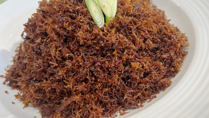 3 Resep Ayam Suwir: Bumbu Pedas Kemangi hingga Serundeng Gurih 1 resep ayam suwir serundeng 1 169