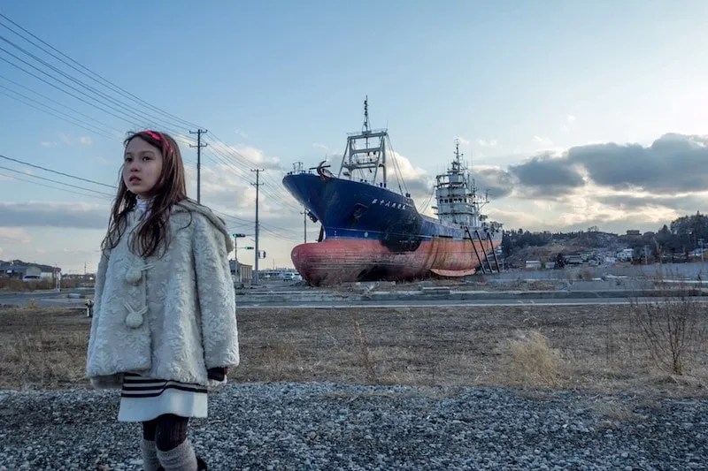 Wisata Jepang dan Bencana Alam: Siap Menghadapi Terburuk 6 A Girl Stands in Front of a Ship that was Grounded on March 11