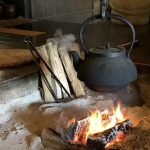Musim Dingin di Samping Irori: Pesona Perapian Tradisional Jepang 10 A Kettle Over a Flame in a Traditional Irori Hearth
