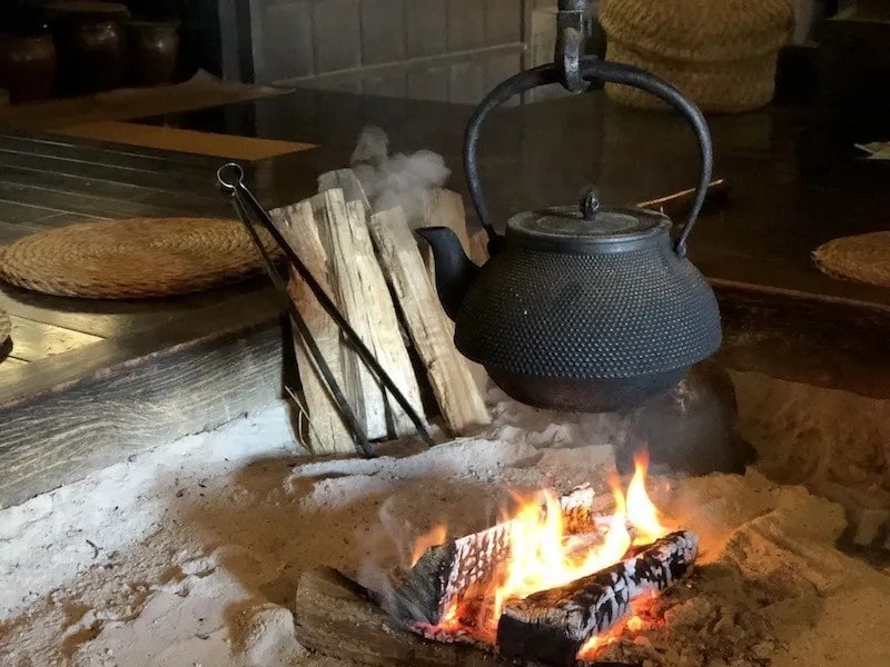 Musim Dingin di Samping Irori: Pesona Perapian Tradisional Jepang 3 A Kettle Over a Flame in a Traditional Irori Hearth