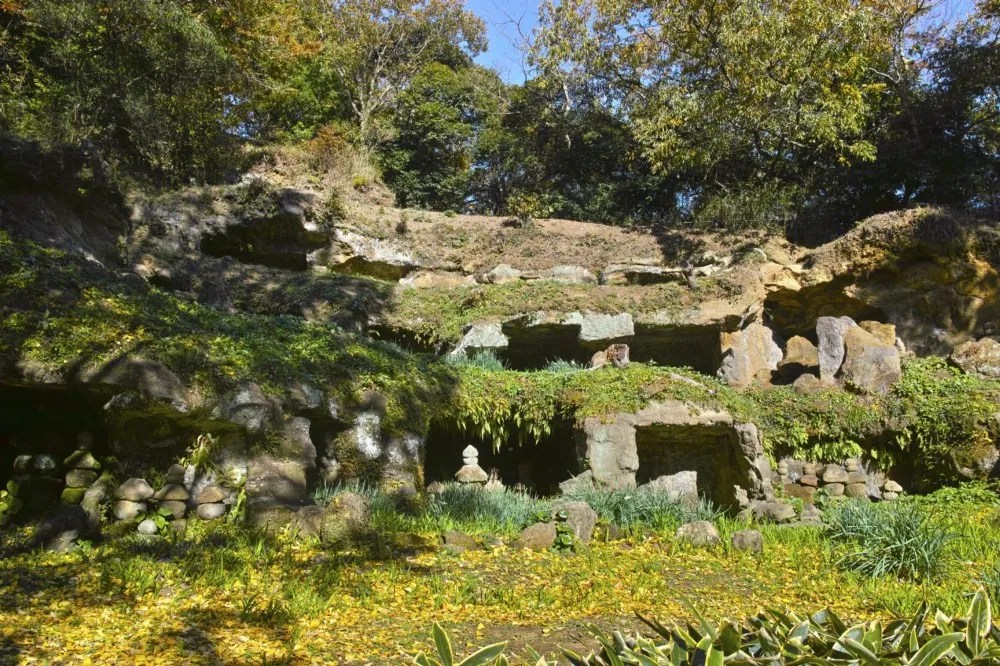 Mandarado Yagura: Makam Samurai di Perbukitan Kamakura 10 Kamakuras Mandarado Yagura 1