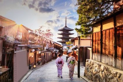 Jepang Pascapandemi: 5 Alasan Kamu Harus Berkunjung 18 Tourists in Kyoto After the Pandemic