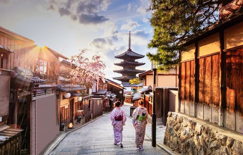 Jepang Pascapandemi: 5 Alasan Kamu Harus Berkunjung 6 Tourists in Kyoto After the Pandemic