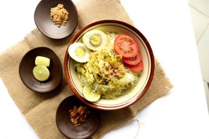 Resep Soto Ayam Lamongan Asli Kuah Kuning, Lengkap Pakai Koya 103 berasal dari jawa timur ini beda soto lamongan dan soto ambengan 2